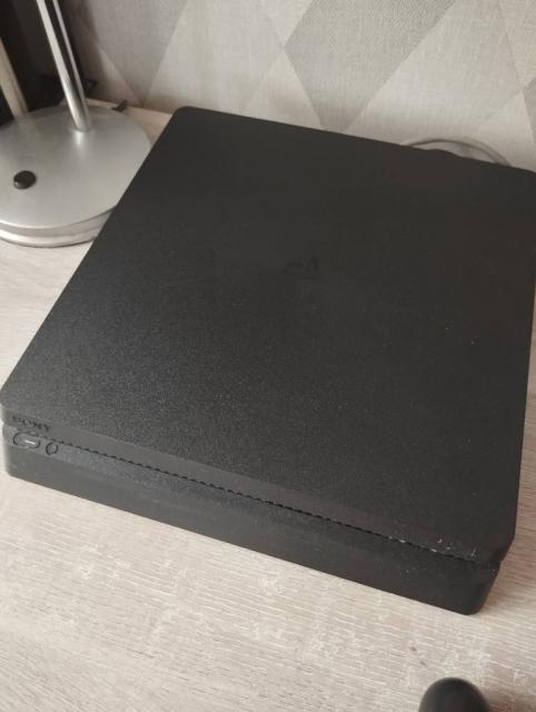 Playstation 4 slim (1tb), pulteliai, žaidimai.