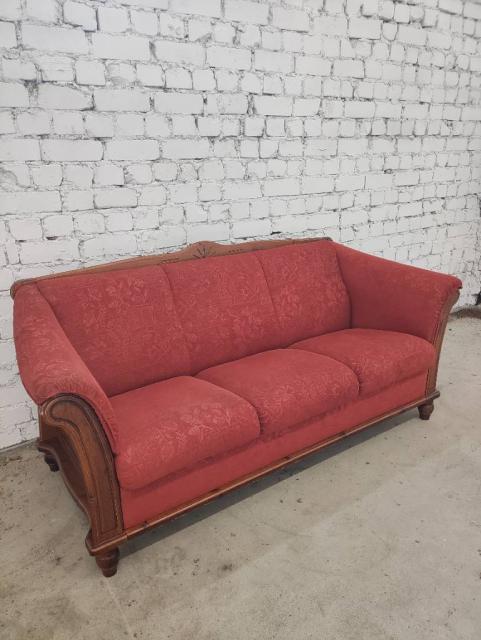 Retro raudona sofa