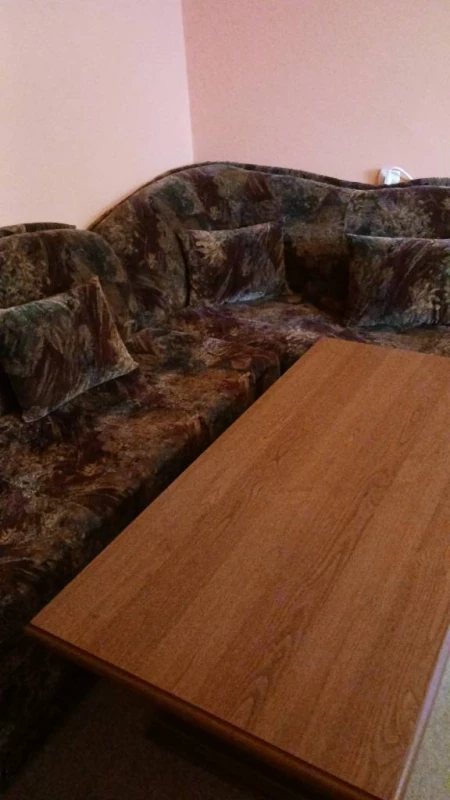 Minkšta dalis su staliuku.