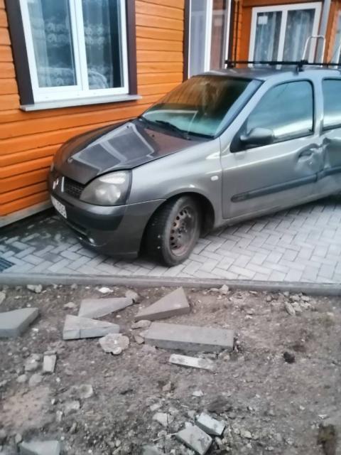 Parduodam dalimis arba visą Renault clio 2003m