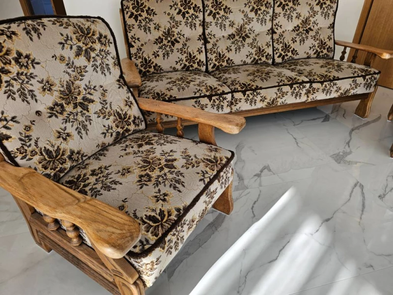 Pardodu sofa su dvem foteleis